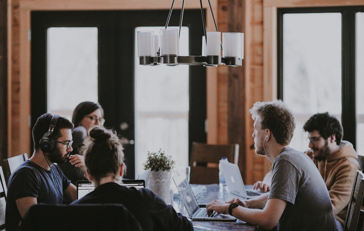 Equipo de trabajo colaborando en una oficina